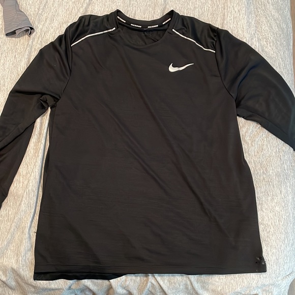 Nike men’s running top pair - Picture 2 of 2